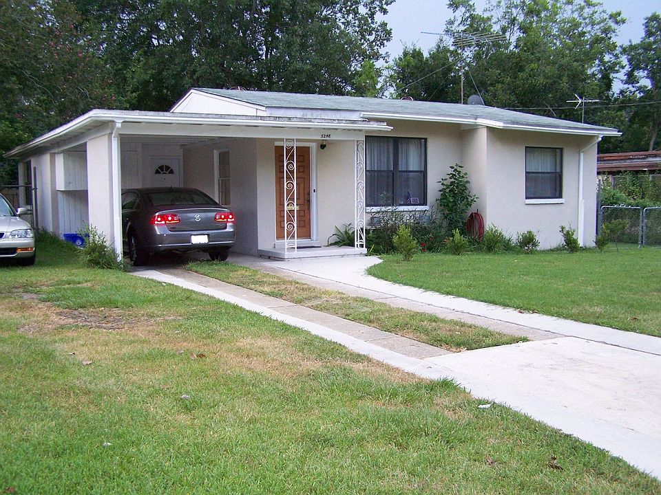 Nice Starter Home, Concrete Block, Driveway,All around Vinyl Rain Gutters