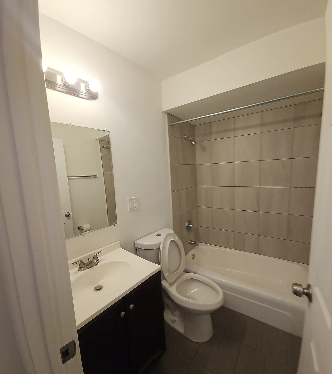 Building Photo - 6211 N Kenmore Ave #507