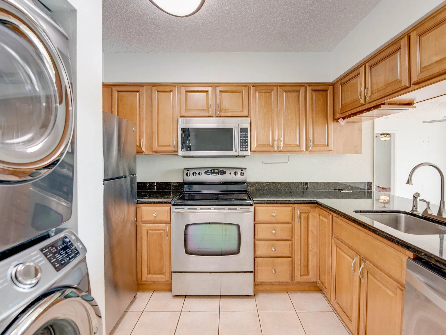 2 bed, 808 sqft, $3,300 — Photo 3