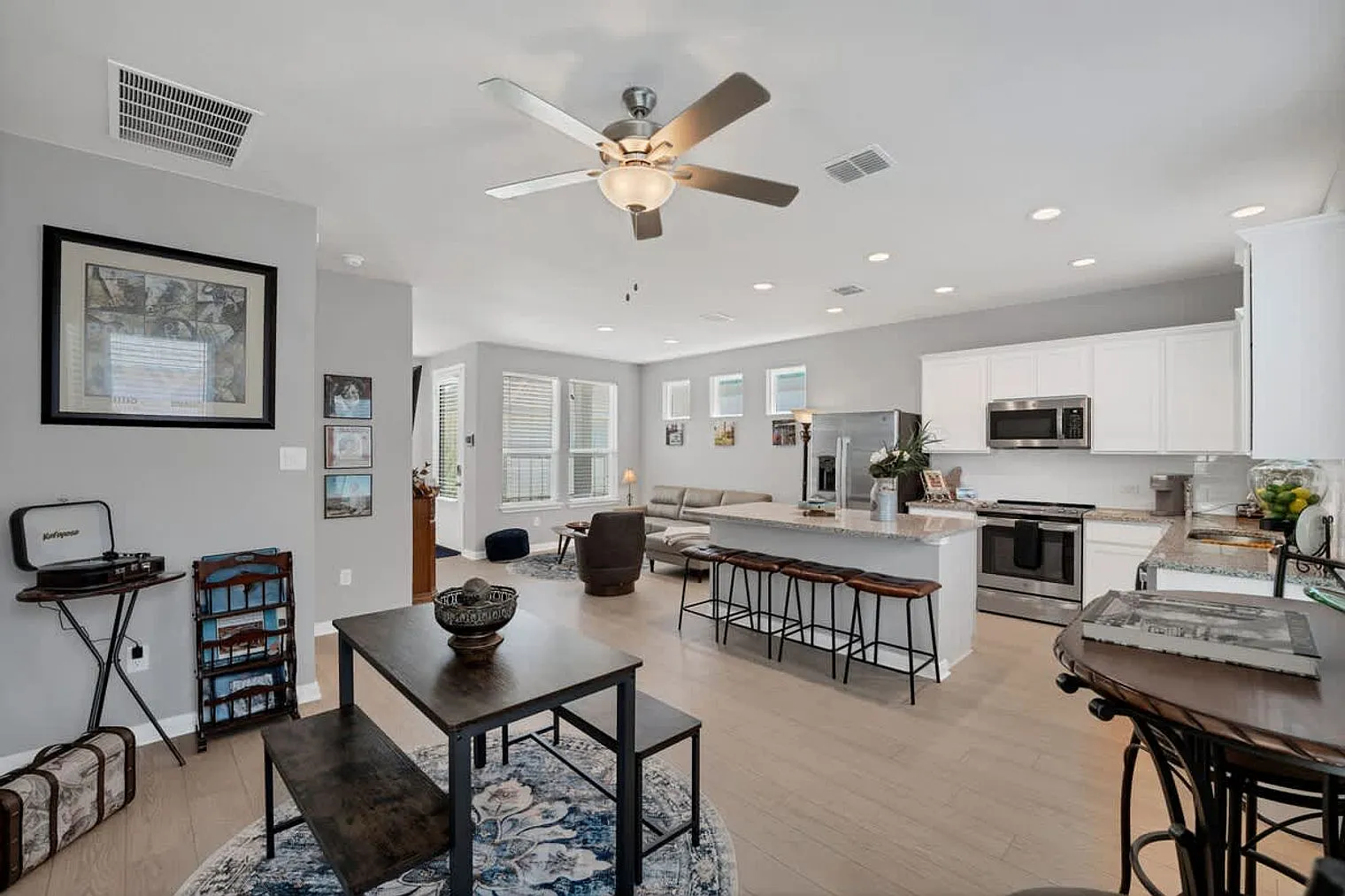 2 bed, 1.0 bath, $4,174 — Photo 4