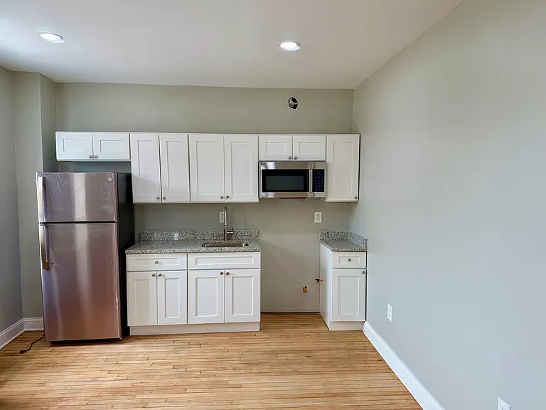 1021 Stiles St — Photo 2