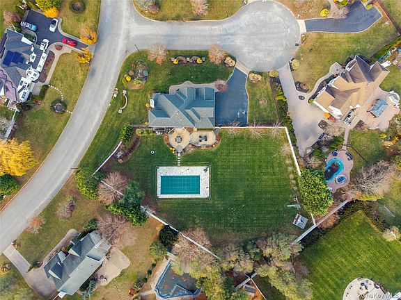 4th image of 2 Holly Court
