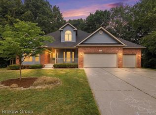 10261 Coachman Ct, Davison, MI 48423