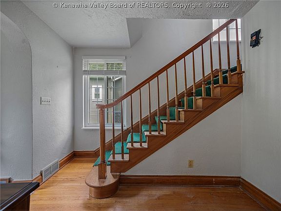 5th image of 1110 Oakmont Rd