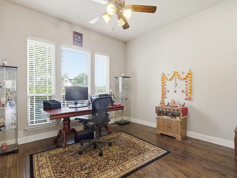 2304 Lynbridge Cir — Photo 4