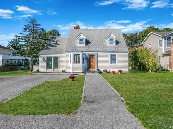 404 Vanderbilt Boulevard, Oakdale, NY 11769