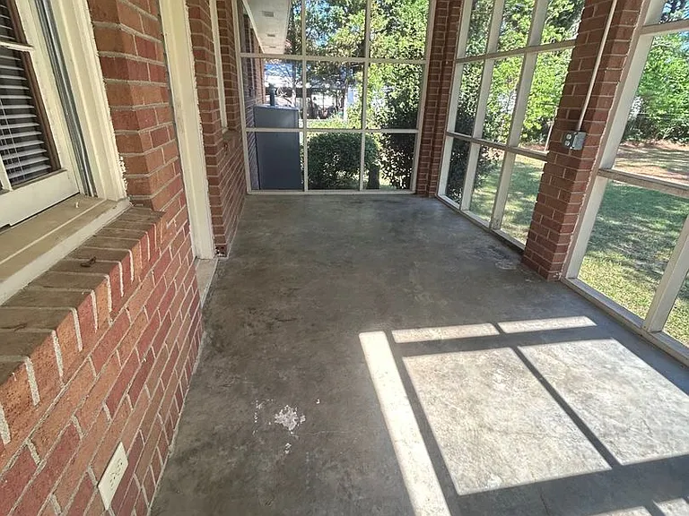 2221 Hooklawn Dr — Photo 1