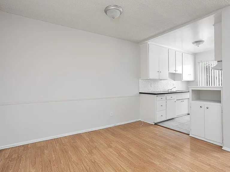 12860 Oxnard St #5 — Photo 6