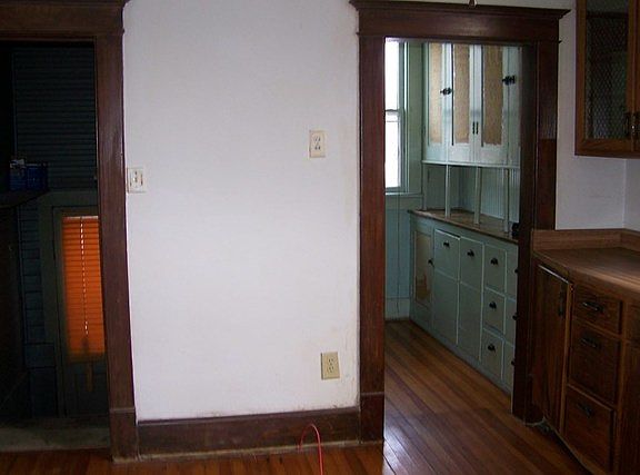 3rd image of 32 W Oak St