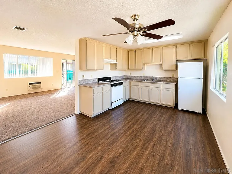 948 E Chase Ave #H — Photo 2