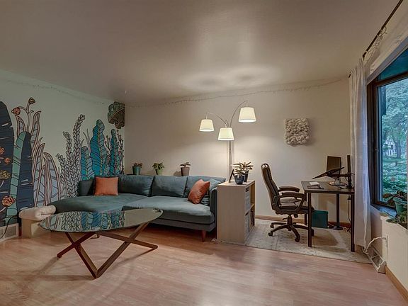 3rd image of 95 S Lakewood Gdns