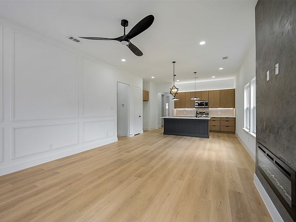5th image of 2555 Hooper St
