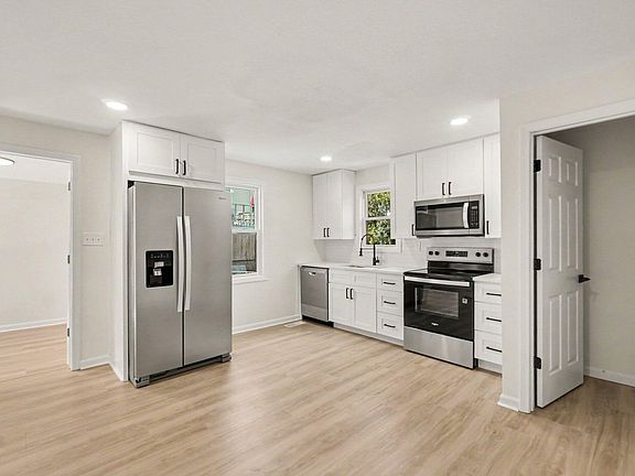 5th image of 108 Alexander St