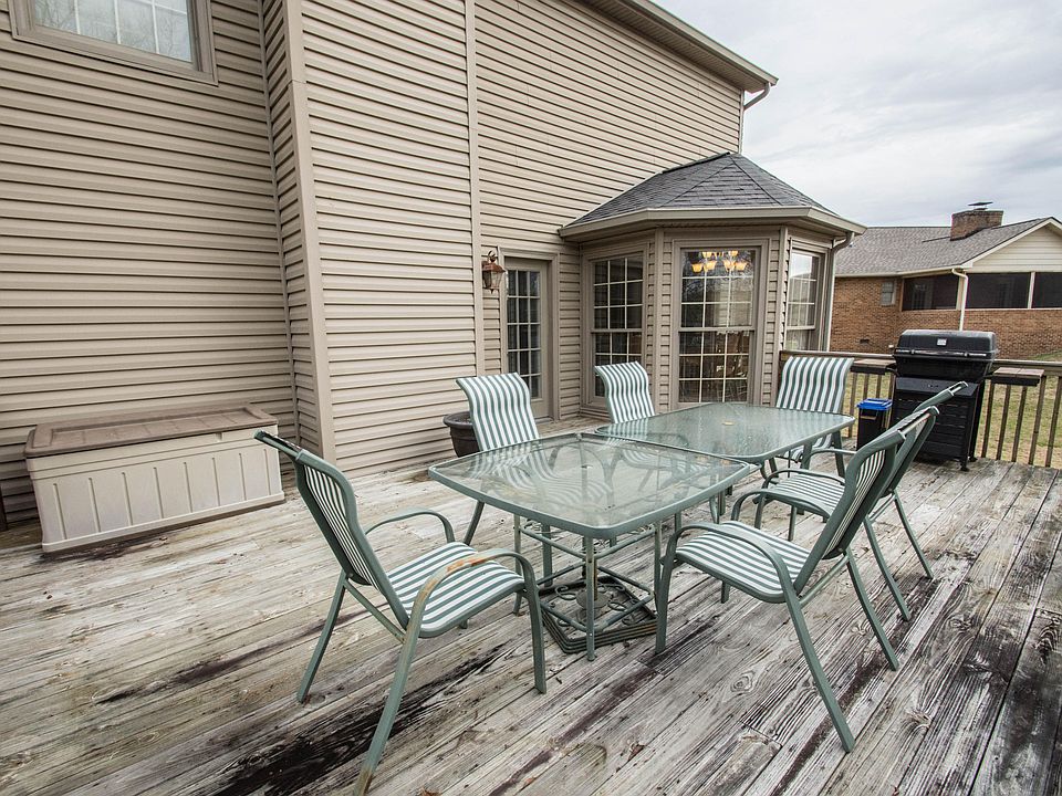 2nd image of 3923 Stonebridge Dr