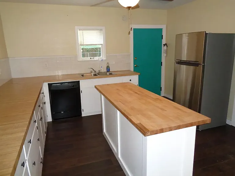 718 Walnut St — Photo 9