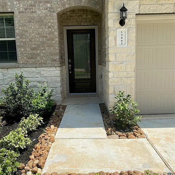 13443 Greenbrier Dr — Photo 2