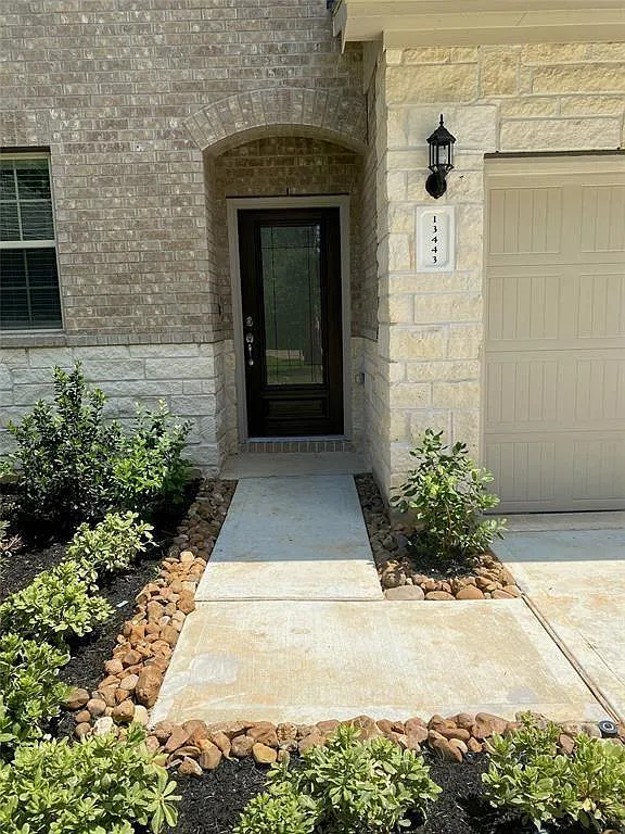 Building Photo - 13443 Greenbrier Dr