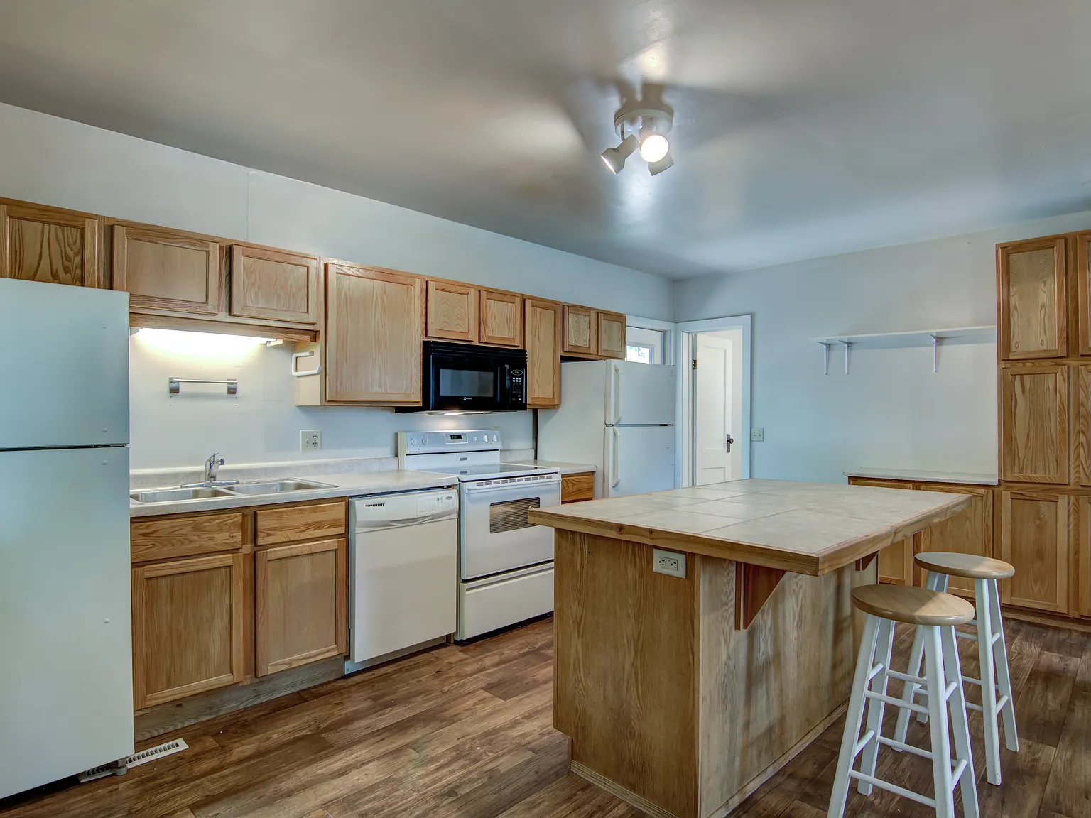 7 bed, 1500 sqft, $2,380 — Photo 2