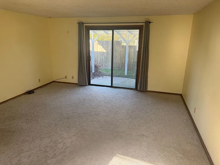 429 Lindley Ln — Photo 3