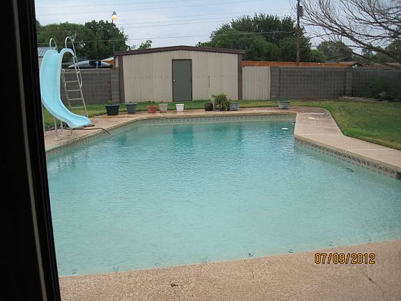 2nd image of 812 Oxford Dr
