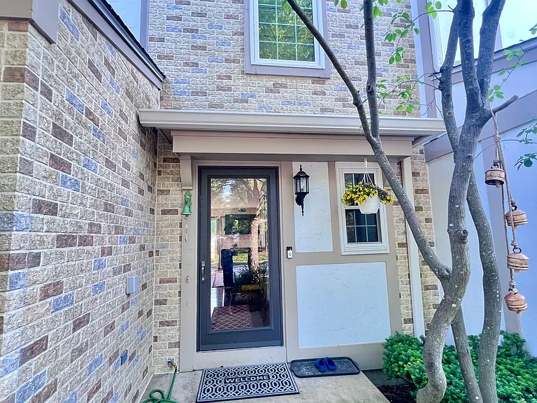 4576 N Sapphire Dr — Photo 2