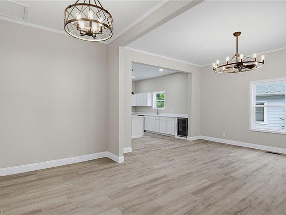 3rd image of 527 Denny St