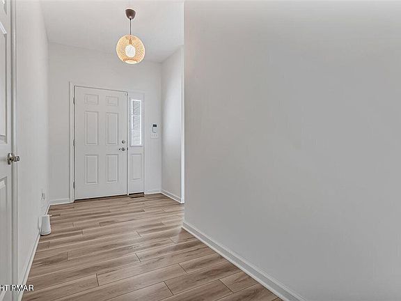 5th image of 318 Golden Oaks Dr
