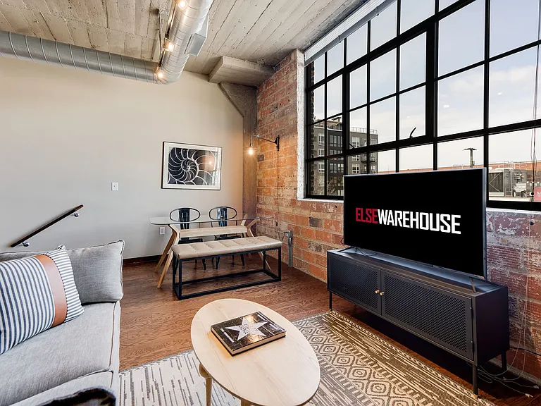 ElseWarehouse in the North Loop — Photo 12