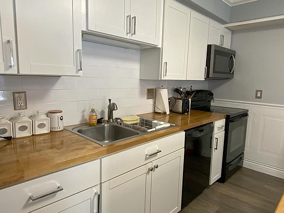 5th image of 943 Ashley Ln Unit F