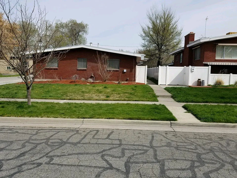 837 E Stratford Ave