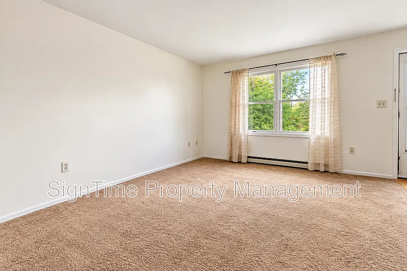3 bed, 1.5 bath, 1400 sqft, $1,500 — Photo 3
