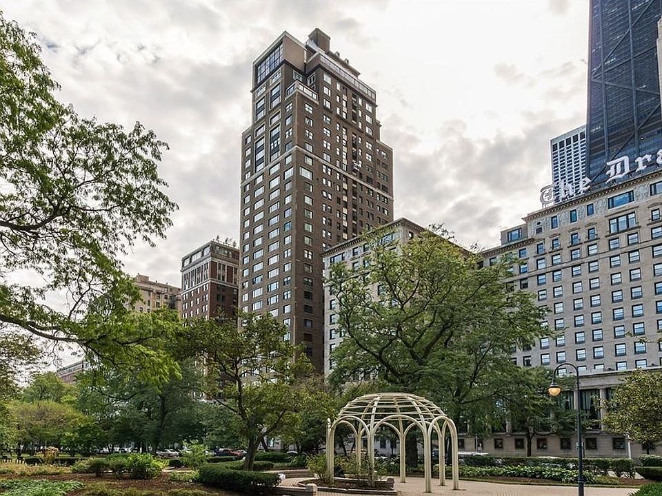 Drake Tower, 179 East Lake Shore Drive, Chicago
