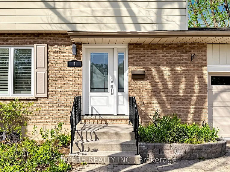 592 Canewood Cres — Photo 4