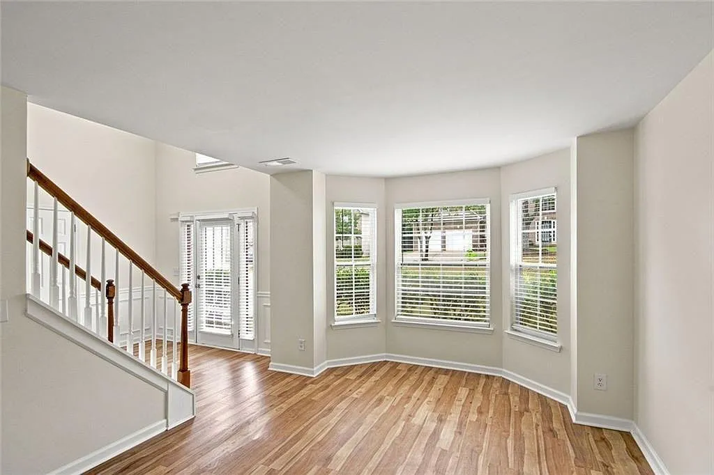 4 bed, 2.5 bath, $2,400 — Photo 4