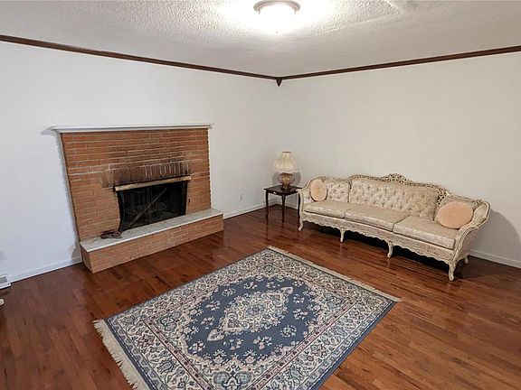 3rd image of 933 Benton St