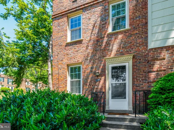 1303 S Barton St Unit 211, Arlington, VA 22204