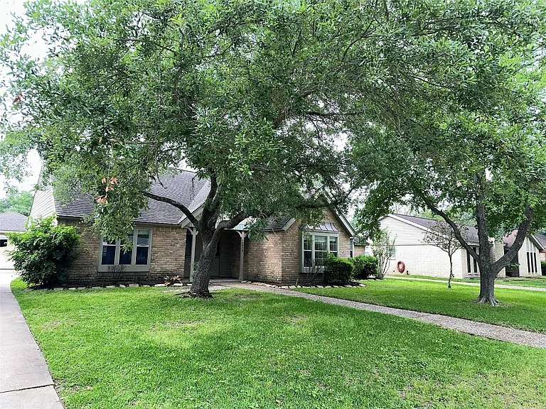 18015 Heaton Dr — Photo 1