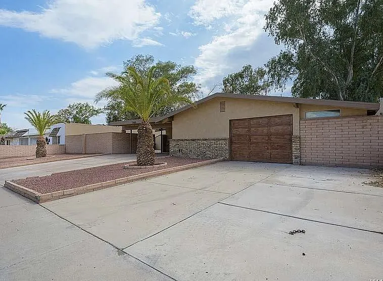 2605 Country Club Dr — Photo 2
