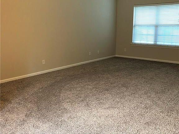 5th image of 385 Abbey Dr
