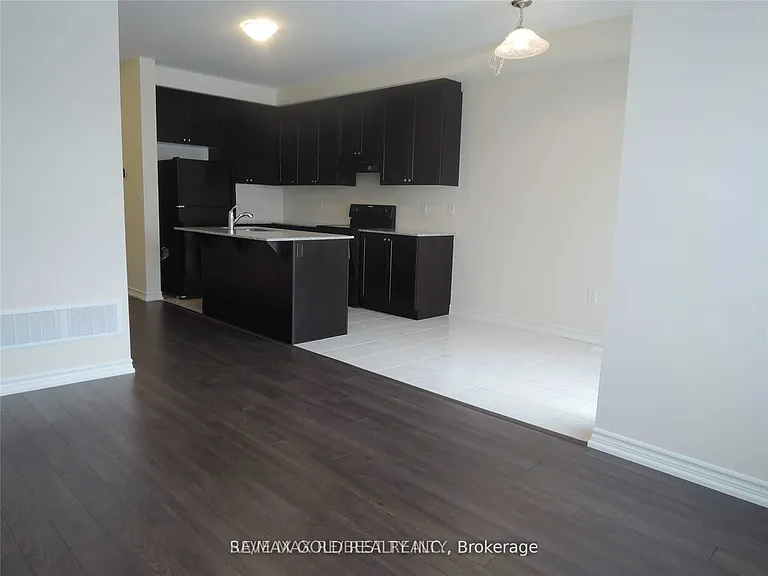 12 Circus Cres — Photo 4