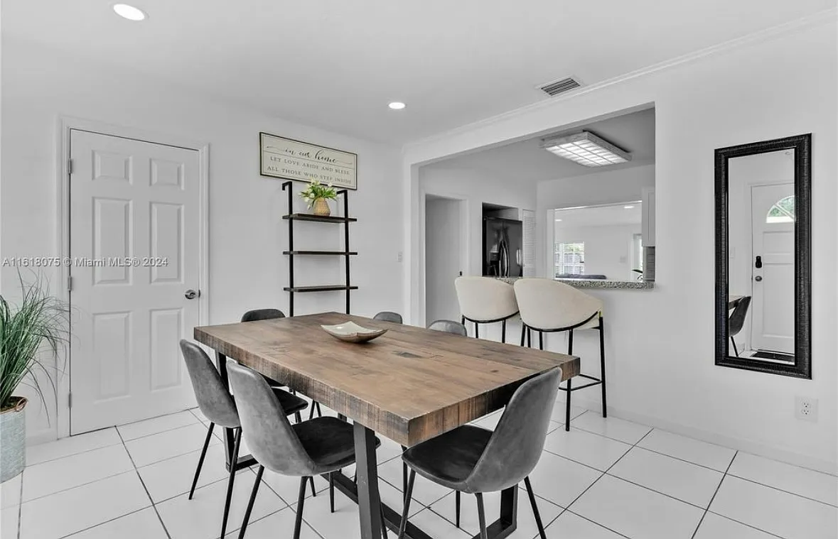 6425 SW 22nd Ct — Photo 2