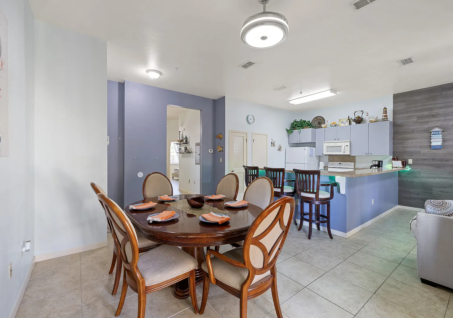 Cozy/Spacious/Clean Condo 10 minute walk to beach — Photo 2