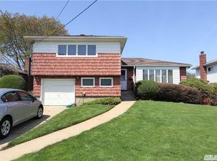 75 Aster St, Massapequa Park, NY 11762