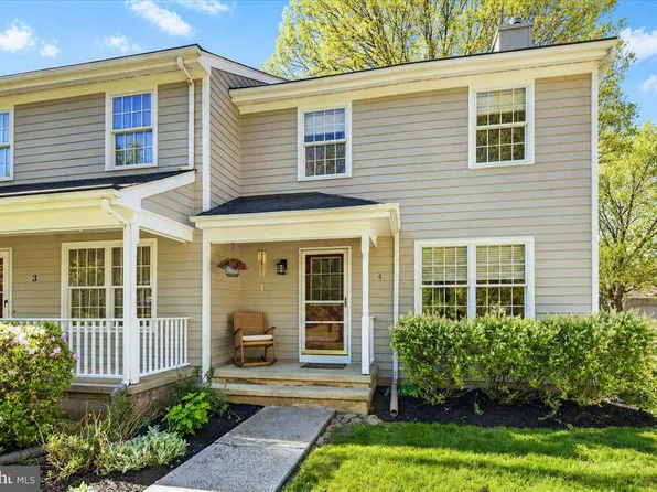 4 Eaton Ct, Hopewell, NJ 08525