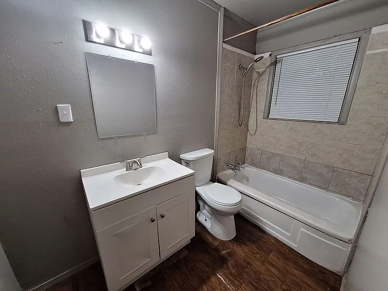 725 Shelton St — Photo 10