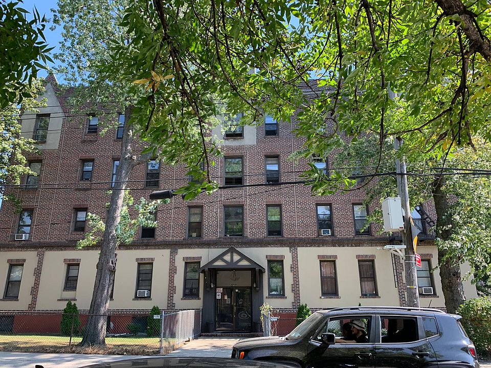 1st image of 15803 Sanford Ave APT 2E