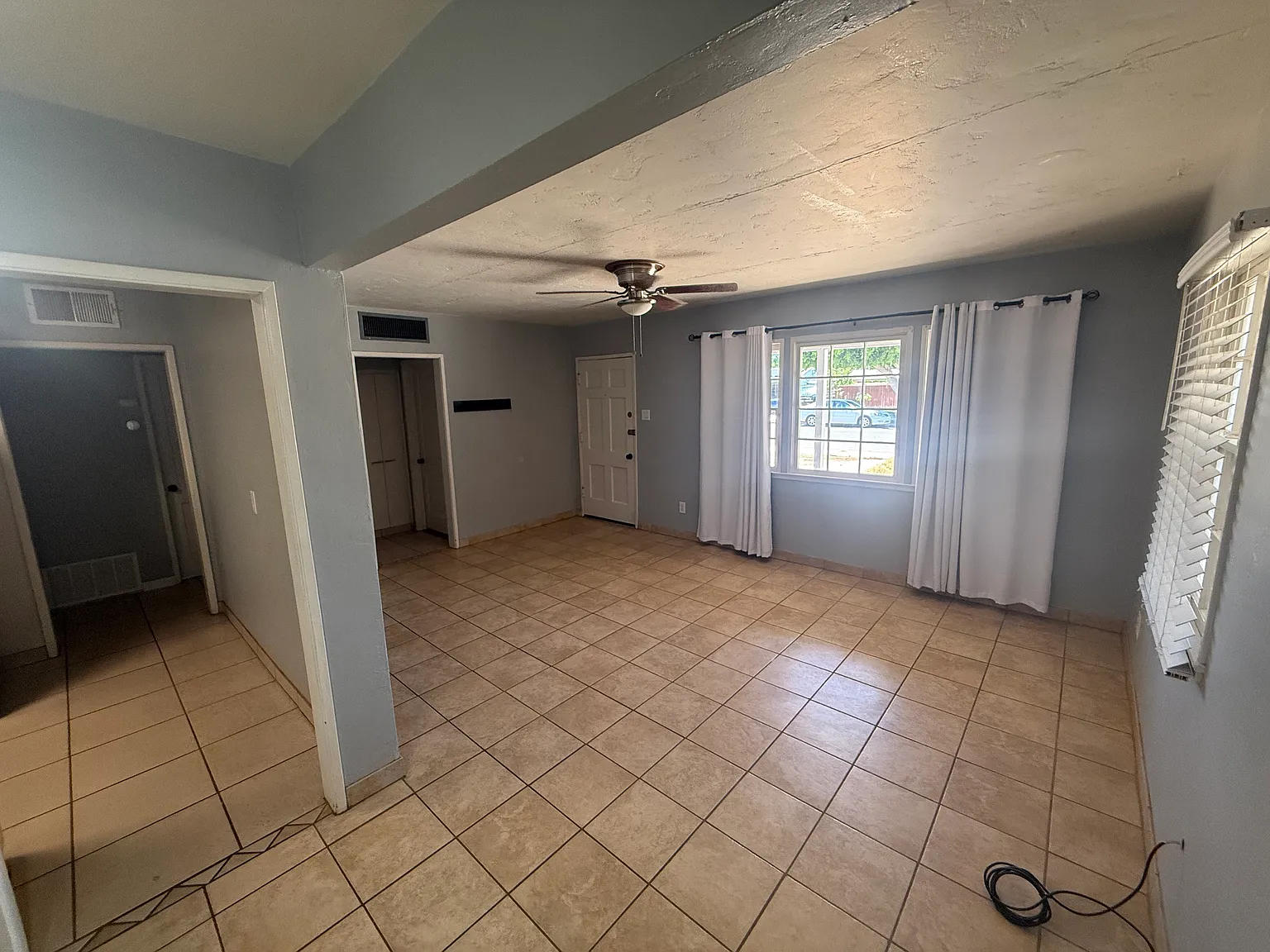 3 bed, 950 sqft, $1,400 — Photo 2
