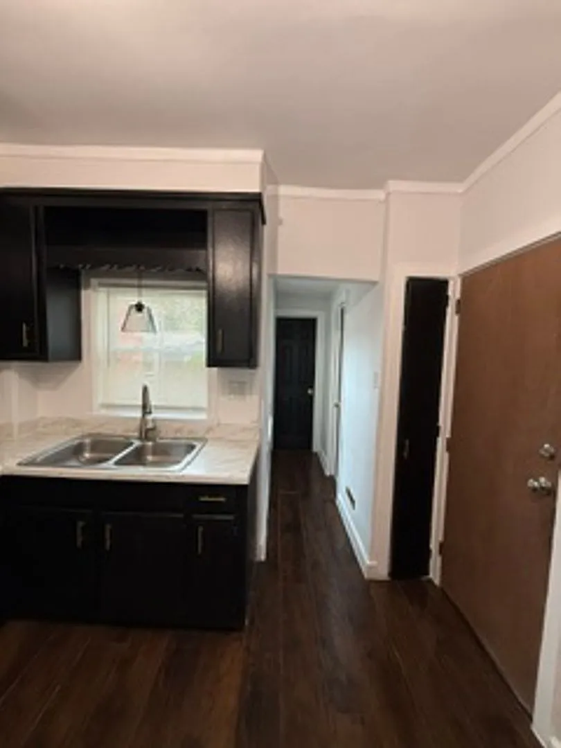 523 E End Ave — Photo 3