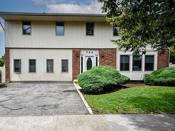 2nd image of 2 Turnberry Ln