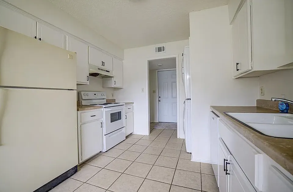 3 bed, 1200 sqft, $1,000 — Photo 1